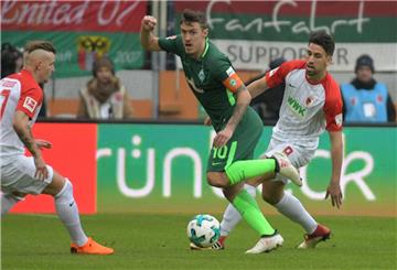 Setzte den Bremer Schlusspunkt in der Partie gegen Augsburg: Werder-Kapitän Max Kruse (Mitte) schoss  in der 82. Minute das Tor zum 3:1. 