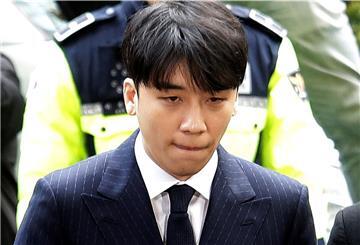 Seungri, ein ehemaliges Mitglied der beliebten K-Pop-Boyband Big Bang, ist wegen Zuhälterei, Glückspielerei und anderer Straftaten zu drei Jahren Haft verurteilt worden.