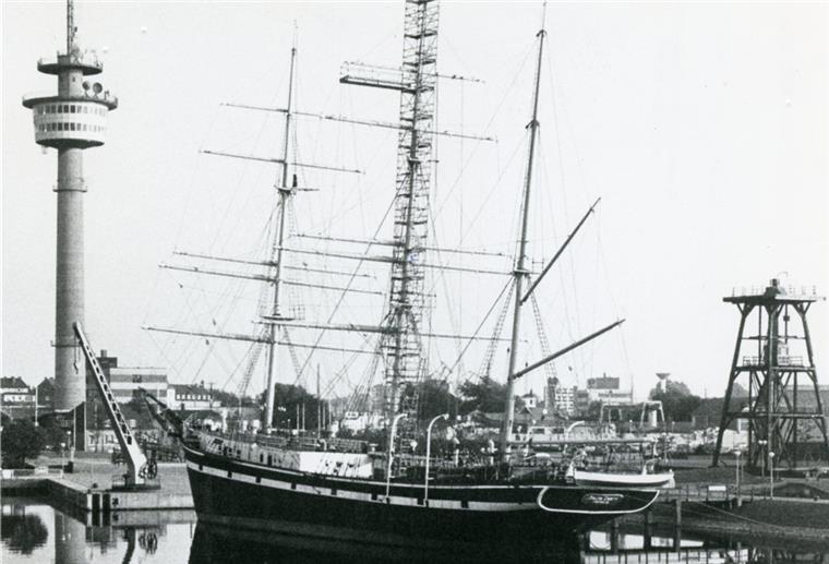 Langer Abschied von der „Seuten Deern“ "Seute Deern" im September 1981 im Alten Hafen. Damals stand auch noch der Nachbau der Feuerblüse auf dem DSM-Gelände. Sie ist seit Jahren verschwunden.