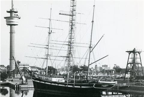 "Seute Deern" im September 1981 im Alten Hafen. Damals stand auch noch der Nachbau der Feuerblüse auf dem DSM-Gelände. Sie ist seit Jahren verschwunden.