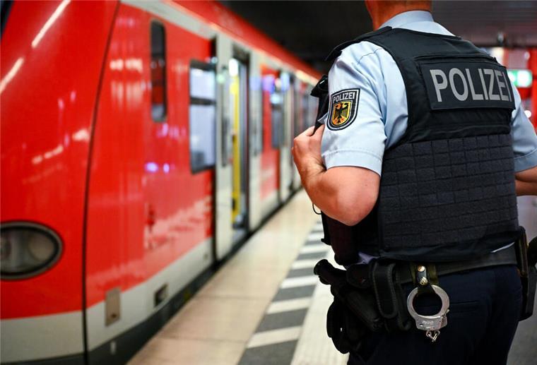Entblößter Mann mit erigiertem Geschlechtsteil vor Zug nach Bremerhaven gestoppt ARCHIV - 03.07.2024, Bayern, München: Ein Bundespolizist steht am Hauptbahnhof München an einer S-Bahn. In Halle (Saale) ermittelt die Bundespolizei, weil Betonteile und ein Rasenmäher auf Gleise gelegt wurden. (zu dpa: «Güterzug kollidiert mit Rasenmäher: Polizei sucht Zeugen») Foto: Sven Hoppe/dpa +++ dpa-Bildfunk +++
