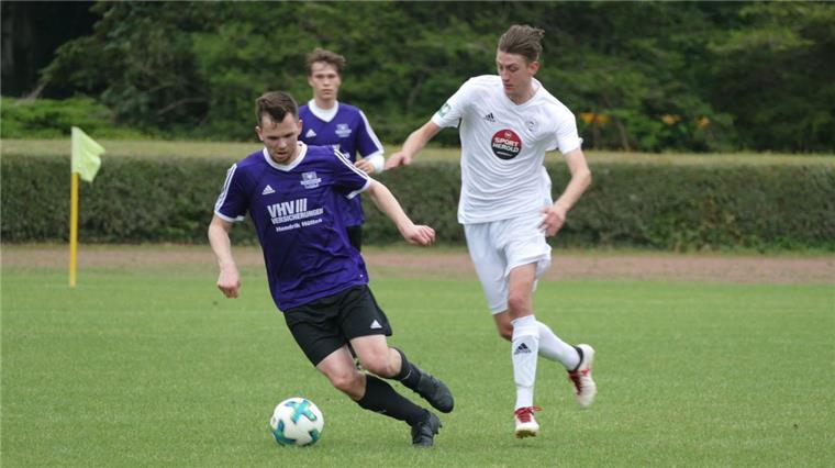 Dr. Arendt-Dental-Cup startet mit Torflut in Bremerhaven SFL-Mittelstürmer Dominique Schmiedel (rechts) schoss gegen die SG Findorff drei Tore.