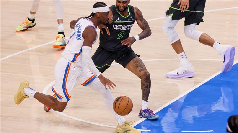 OKC mit Ausrufezeichen zum Auftakt gegen die Timberwolves Shai Gilgeous-Alexander (l.) hatte eine durchwachsene erste Halbzeit und war am Ende dennoch der beste Werfer.