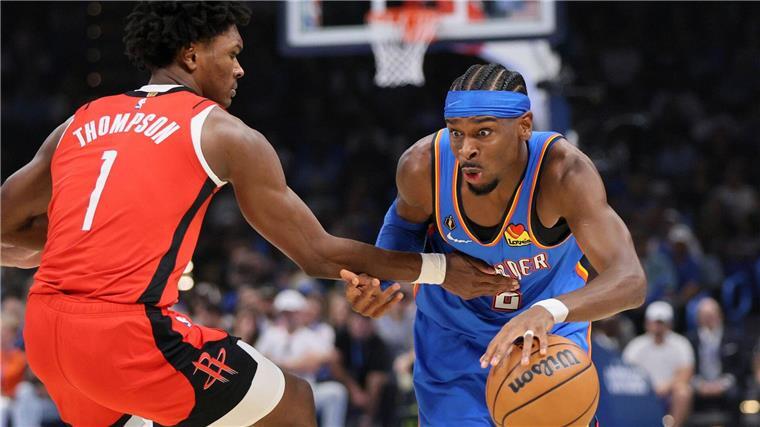 Titelverteidiger startet mit knappem Sieg in NBA-Saison Shai Gilgeous-Alexander (rechts) und OKC sind die Gejagten in dieser Saison.