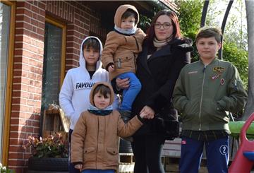 Shaline Simmonds mit ihren vier Söhnen Lennox (12, rechts), Lewis (9) und den dreijährigen Zwillingen Lex und Leyth.