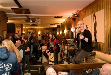"Sharon & Normel" traten bei der „Langen Bandnacht“ im Rüssel auf.