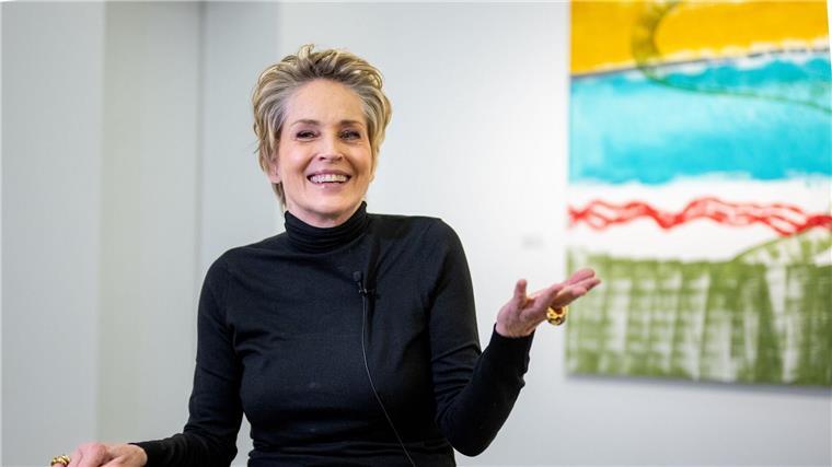 Sharon Stone als Malerin: „Ich spreche mit meinen Gemälden“ Sharon Stone malt schon seit Jahren, nun sind ihre Gemälde in Berlin zu sehen.