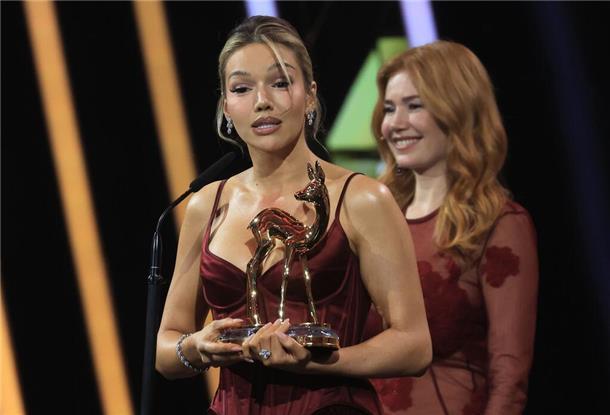 Superstars, Glanz und berührende Momente bei „Bambi“-Gala Shirin David gewinnt in der Kategorie Musik national einen Bambi.