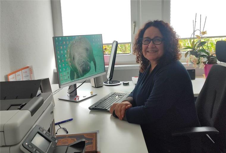 Frau am Computer, Lerninstitut, Drucker, Beratung 