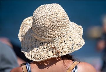 Sich abkühlen und viel trinken. Der Schutz gegen Sonne und Hitze sollte immer im Fokus stehen.