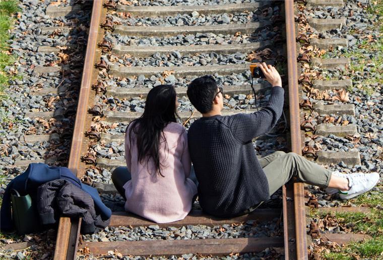 „Selfies" im Gleis: Bundespolizei warnt vor Lebensgefahr Ein Paar macht auf den Gleisen ein "Selfie"