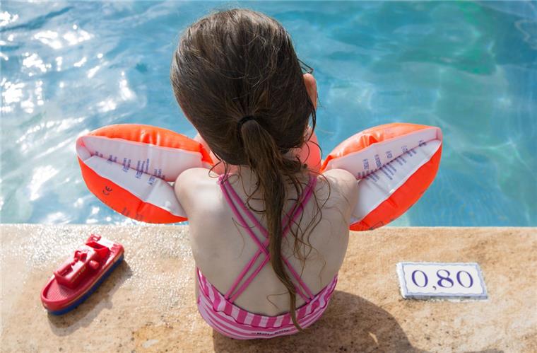 Sicher ohne Schwimmflügel schwimmen? Immer weniger Kinder können das am Ende der Grundschule. Mit einem neuen Projekt will das Schulamt jetzt mehr Schüler zum Schwimmerfolg führen. 