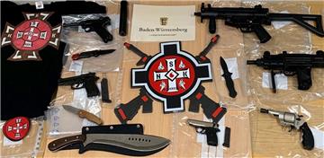 Sichergestellt wurden unter anderem mehrere Schreckschusswaffen mit Munition, Luftdruckwaffen, eine Vielzahl von Schwertern und Macheten, Faust- und Butterflymessern, Wurfsterne und Teleskopschlagstöcke.