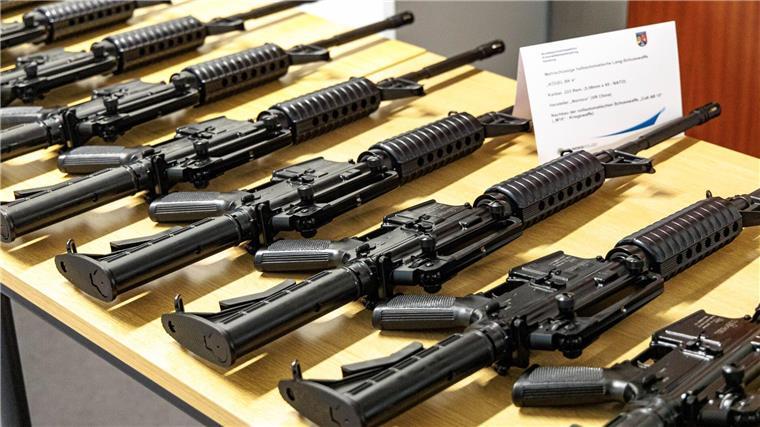 Sichergestellte Schusswaffen liegen auf einem Tisch in einer Kaserne der Bundespolizei.