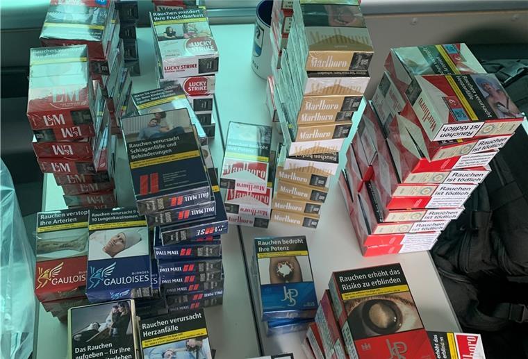 Hollenstedt: 26-Jähriger hat 120 Schachteln Zigaretten dabei Zigarettenschachteln stehen gestapelt auf einem Tisch.