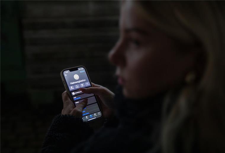 Frau mit Handy
