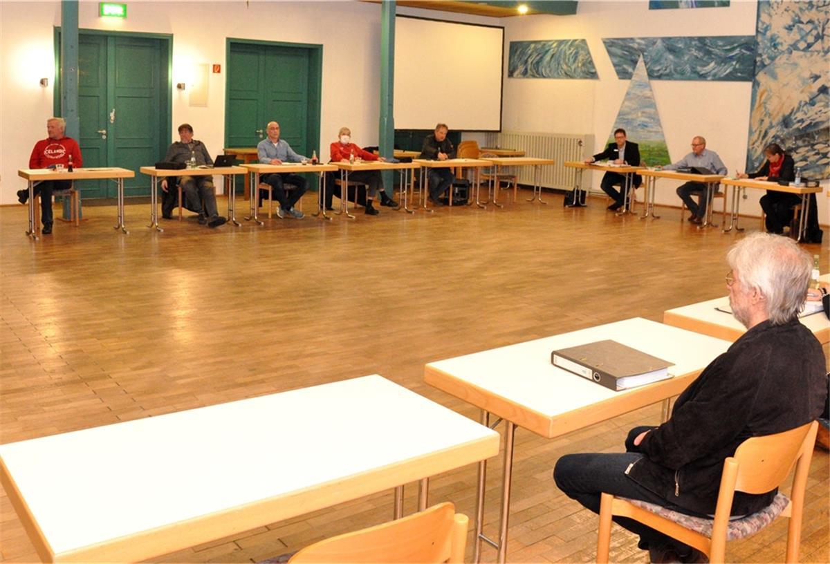 Sicherheitsabstand im Butjadinger Gemeinderat. Die Sitzung am Mittwochabend war im Vorfeld in den sozialen Medien stark kritisiert worden. Um die Ansteckungsgefahr zu minimieren, saßen die Mitglieder des Gremiums ungewöhnlich weit auseinander. 