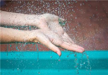 Sicherheitsleute sollen im Freibad Grünhöfe für Ruhe sorgen.
