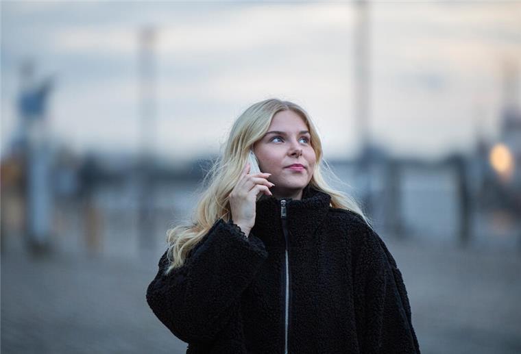 Frau mit Handy