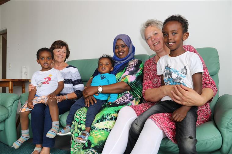 Feuer in Hagen: Bei den Flüchtlingen sitzt der Schock noch tief Sichtlich erfreut, dass die Flüchtlingsfamilie eine neue Wohnung gefunden hat: Flüchtlingshelferin Uta Riethmüller mit Sahal, Hawa Sheikh Hasan Ibrahim mit Yoonis und Flüchtlingshelferin Susanne Puvogel mit Sadiq