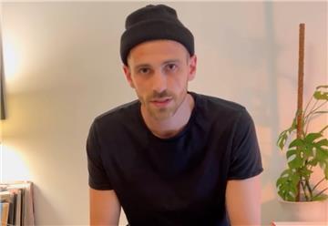 Sichtlich mitgenommen reagiert Fynn Kliemann am Freitagabend via Instagram-Video auf die Betrugsvorwürfe des ZDF Magazin Royale.