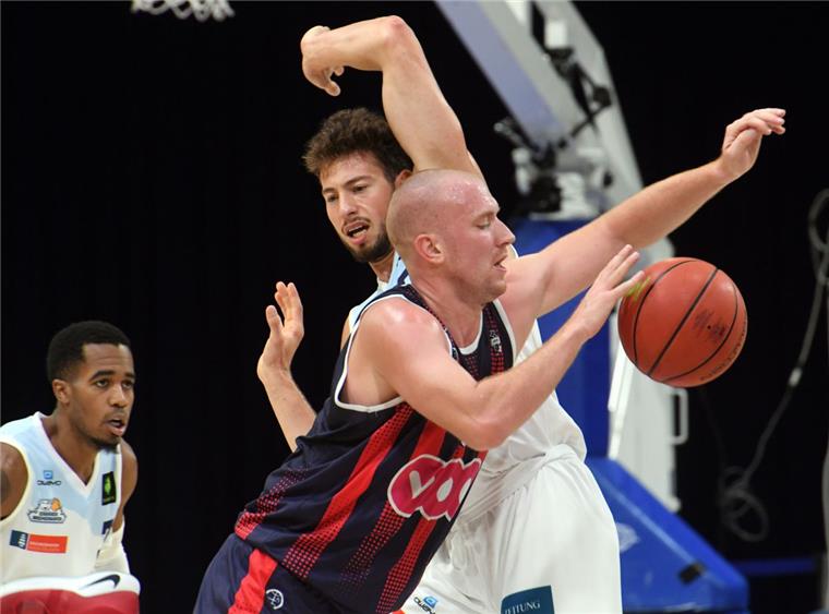 Eisbären gewinnen Testspiel bei den Artland Dragons Sid-Marlon Theis brachte es beim Eisbären-Sieg in Quakenbrück auf neun Punkte und sieben Rebounds.
