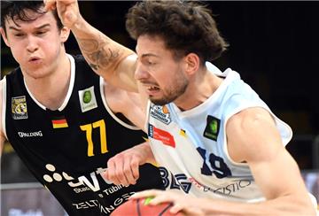 Sid-Marlon Theis (rechts) und die Eisbären sind heute im Spitzenspiel gegen die MLP Academics Heidelberg gefordert.
