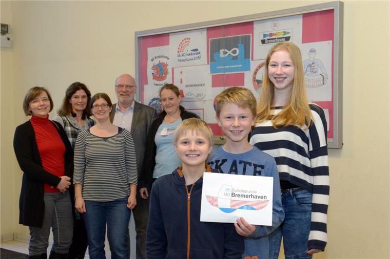 Bei der Mathe-Olympiade klingen Rechenaufgaben wie Quizfragen Sie alle sind Fans der Mathe-Olympiade (von links): die Lehrer Simone Juch, Claudia Harz, Saskia Hagemann, Norbert Pauli, Katja Krämer und die engagierten Schüler (vorne) Peer Schierer, Erik Usbeck und Jana Göken. Foto Schimanke