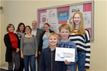 Sie alle sind Fans der Mathe-Olympiade (von links): die Lehrer Simone Juch, Claudia Harz, Saskia Hagemann, Norbert Pauli, Katja Krämer und die engagierten Schüler (vorne) Peer Schierer, Erik Usbeck und Jana Göken. Foto Schimanke
