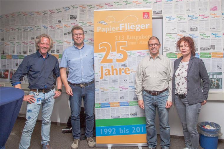 Sie basteln fleißig an den mehrseitigen Papierfliegern: Ralf Bremer, Michael Eilers, Martin Schindler und Petra Deters (von links).  