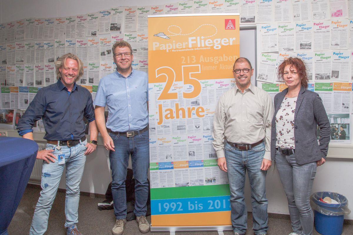 Sie basteln fleißig an den mehrseitigen Papierfliegern: Ralf Bremer, Michael Eilers, Martin Schindler und Petra Deters (von links).  