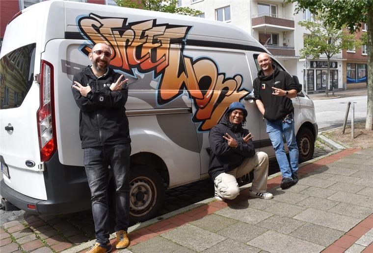 Bremerhavens Streetworker sind an sozialen Brennpunkten im Einsatz drei Männer vor Transporter