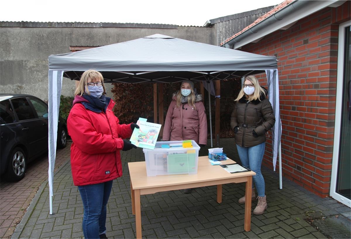 Kita in Schiffdorf bietet „Drive-in“ im Lockdown Sie betreiben die "Drive-in“-Bücherei" an der Kita Regenbogen (von links): Die Mitarbeiterinnen Kirsten Gerke, Daniela Otten und Nele Schlieben.