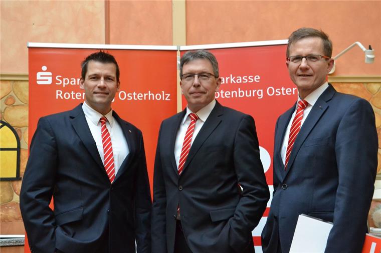 Sie blicken nicht ängstlich in die Zukunft: Der Vorstandsvorsitzende der Sparkasse Rotenburg Osterholz, Ulrich Messerschmidt (Mitte), sein Stellvertreter Stefan Kalt (rechts) und Vorstandsmitglied Thorben Prenntzell.
