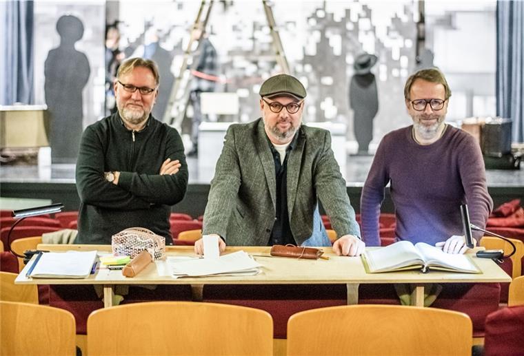 Bremerhaven: „Doitscha“ ab 18. Dezember im Kleinen Haus Sie bringen den Roman „Doitscha“ von Adriana Altaras auf die Bühne: der Dramaturg Peter Hilton Fliegel (von links), der Regisseur Andreas Rehschuh und der Ausstatter Sven Hansen.