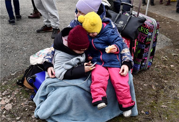 Kreis Cuxhaven und Gemeinden suchen Wohnraum zur Miete Sie bringen sich Sicherheit: Eine Frau umarmt zwei Kinder auf der Flucht aus der Ukraine.