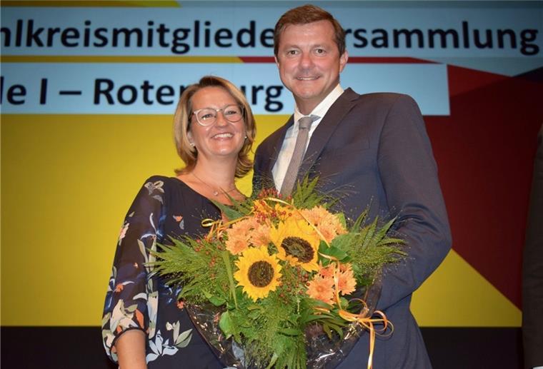 Oliver Grundmann ist erneut CDU-Kandidat Sie dürfen auch in Corona-Zeiten so eng beieinanderstehen, weil sie aus einem Haushalt kommen: Oliver Grundmann und Ehefrau Anja Grundmann nach der Nominierung.