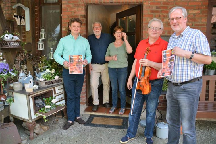 Beliebte Konzertreihe in Ringstedt lebt wieder auf Sie freuen sich auf das Klassik-Revival auf dem Brinkmannschen Hof in Ringstedt: Adrian Rusnák (von links), Karl-Ludwig und Renate Brinkmann, Vasilij Rusnák und Stefan ehlers von den Beerster Lions.