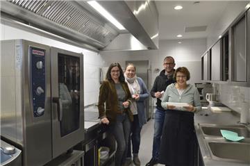 Sie freuen sich, dass die Mensa der Oberschule 1 nun nach langer Bauzeit betriebsbereit ist: Konrektorin Ines Locker-Wolf, didaktische Leiterin Tanja Buse, kommissarischer Schulleiter Ingo Voss und Angelika Kok (von links). Angelika Kok arbeitet in der Mensa und kümmert sich darum, dass alles reibungslos klappt.