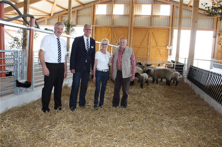 Sie freuen sich über den neuen Schafstall am Deich in Wersabe (von links): Der Oberdeichgräfe des Deichverbandes Osterstader Marsch, Hans-Otto Hancken, Verbandsgeschäftsführer Thomas Ströer, CDU-Landtagsabgeordnete Astrid Vockert und Altdeichschäfer Fritz Friedrich.