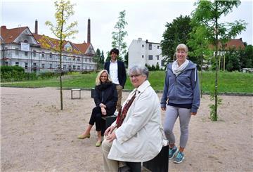 Sie freuen sich über die Fortschritte in Einswarden (von vorne): Claudia Schwehm vom Sanierungsträger DSK, Rebecca Willuhn und Ellen Köncke von der Stadt Nordenham sowie Manuel Trinkgeld von Nordwohnen.