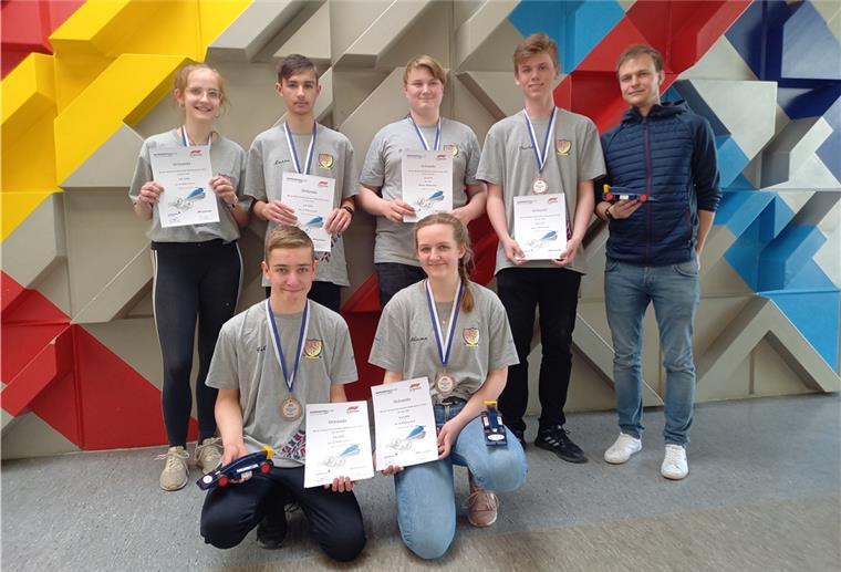 Erfolg für Formel-1-in-der-Schule-Team Oberschule Langen Sie freuen sich über ihren großartigen Erfolg: v.l. Marie Niehaus, Lasse Behrens, Julian Stürmer, David Millo, Lehrkraft Arne Meseke und davor Felix Pawlik und Aliena Wilkens.