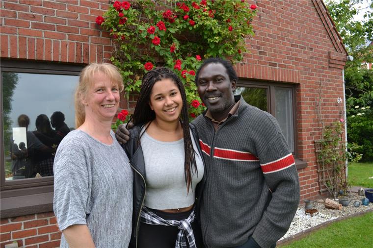 Sie fühlen sich pudelwohl in Ueterlande: Anka Harrie, ihr Ehemann Bocar Ba und ihre Tochter Dienaba Abi Ba. Foto Hansen

