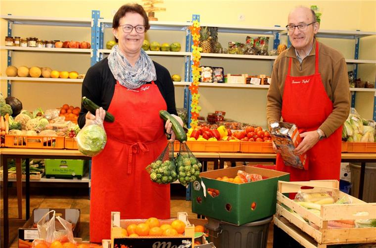 Sie füllen die Regale und verteilen die Lebensmittel: Leiterin Ingrid Nieswandt und Kurt Rinow sowie weitere ehrenamtliche Mitarbeiter der Tafel in Zeven versorgen die Kunden mit Berechtigungsschein.