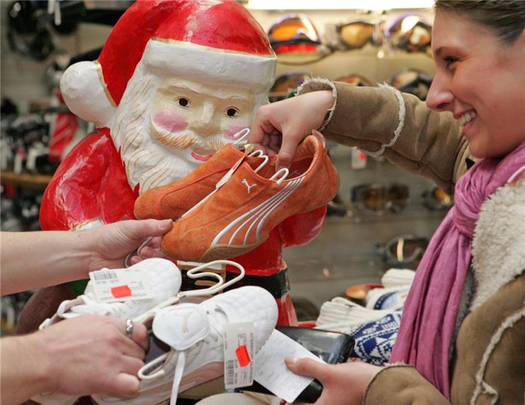 Shopping-Stress: Jetzt geht's erst richtig los Sie gefallen nicht, die neuen Turnschuhe? Dann wird ab heute umgetauscht.