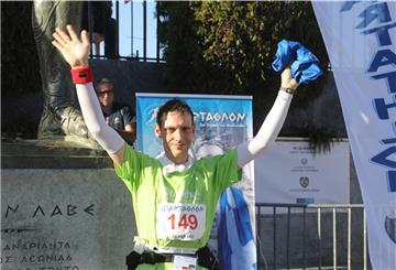 Sie haben das Ziel erreicht: Oliver Leu freut sich über seinen neunten Spartathlon: Er ist in 34 Stunden 246 Kilometer gelaufen. 