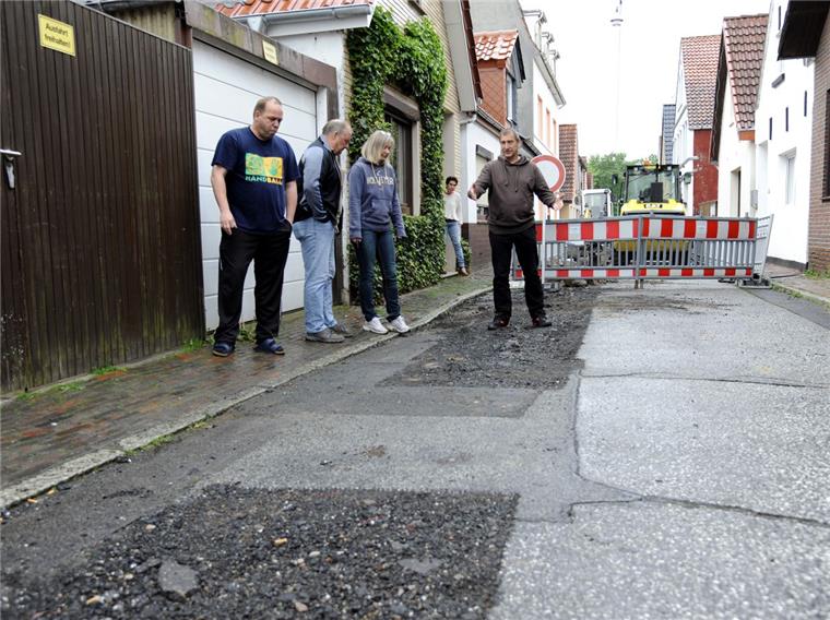 Sie haben die Nase voll von Flickenteppichen vor ihrer Haustür: (von links) Lars Bellmann, Robert Knorr, Katarzyna und Heiko Odebrecht aus der Nonnenstraße.