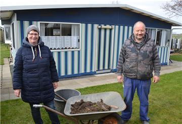 Sie haben ihr zweites Zuhause schon picobello in Schuss gebracht: Corinna und Andreas Kück, Dauercamper am Dorumer Tief.