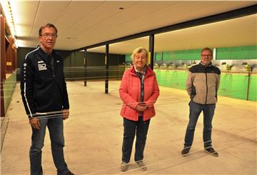 Sie haben ihre sportliche Heimat verloren: die Nordenhamer Sportschützen mit den Vorstandsmitgliedern (von links) Gerd Lange, Karin Tönjes und Rolf Hecken.