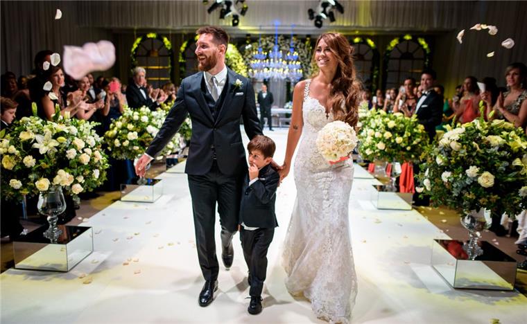 Lionel Messi hat geheiratet Sie haben "Ja" gesagt: Fussballstar Lionel Messi und Antonela Rocuzzo bei ihrer Trauung mit ihrem Sohn Thiago